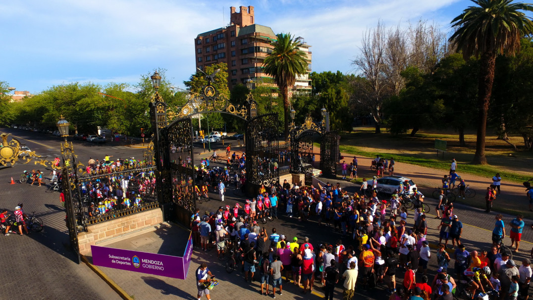 imagen El inicio de la Vuelta Ciclística de Mendoza en 20 imágenes