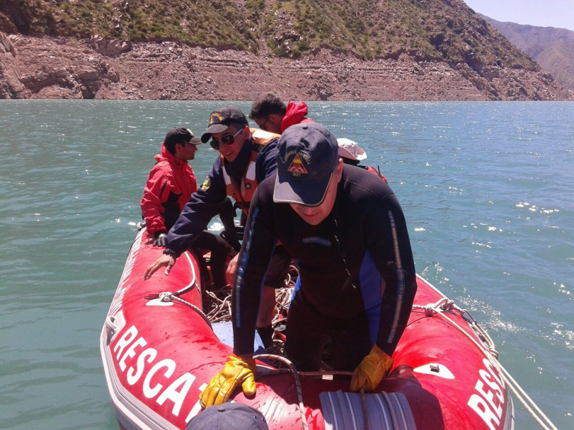 imagen Rescataron el helicóptero caído en el dique Potrerillos