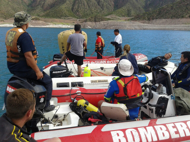 imagen Rescataron el helicóptero caído en el dique Potrerillos