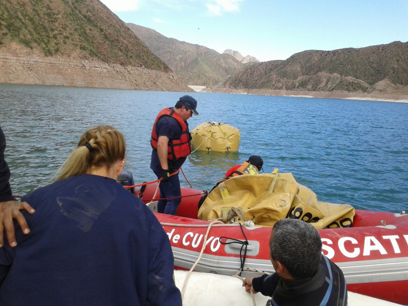 imagen Rescataron el helicóptero caído en el dique Potrerillos