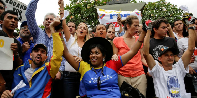 "Toma de Caracas": la oposición enfrenta a Maduro
