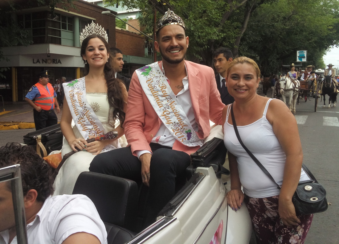 Un Carrusel con bandera de inclusión