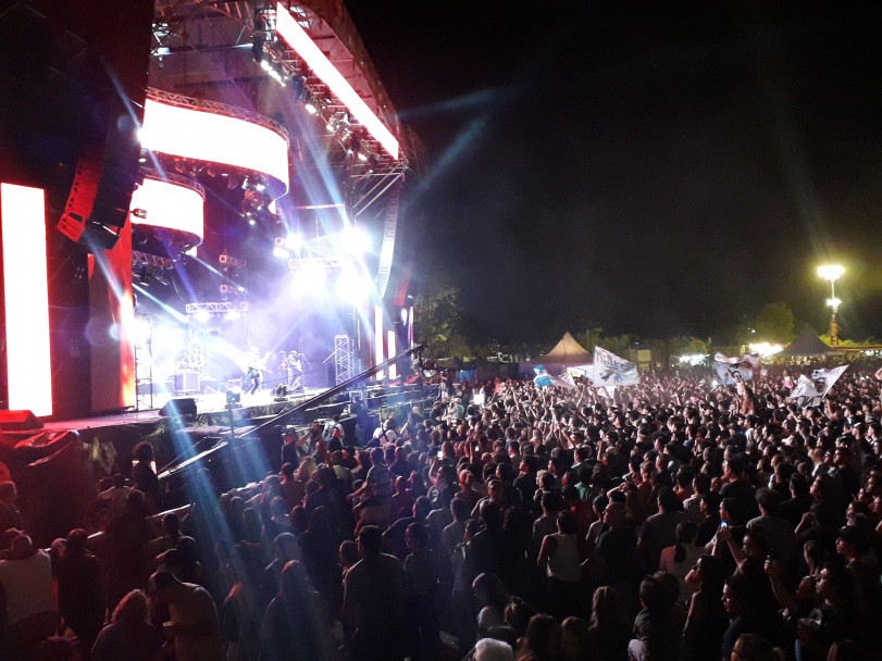 imagen Ciro y Los Persas cerró la noche más rockera