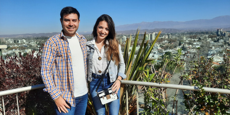 La cartera antirrobos, el invento que impulsa una pareja mendocina
