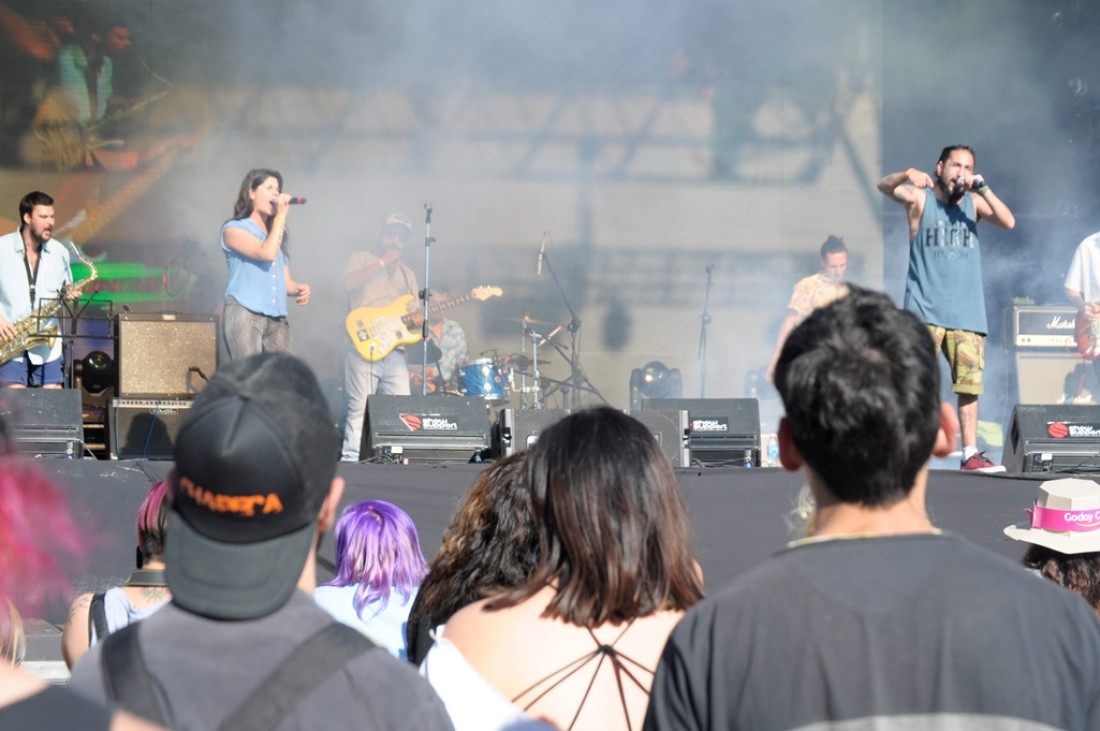 Chapeca abrió el festival en el Parque San Vicente a puro reggea