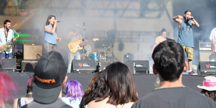 Chapeca abrió el festival en el Parque San Vicente a puro reggea