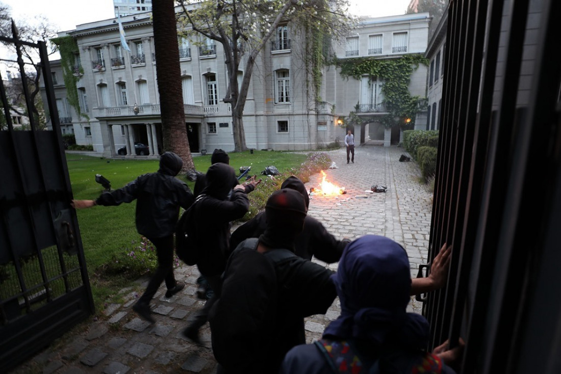 Incidentes en la embajada argentina en Chile tras una marcha por Maldonado