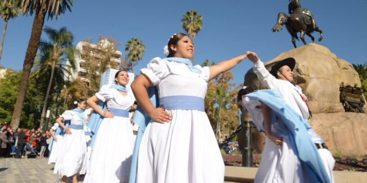 Mendoza conmemorá el 25 de Mayo con una agenda federal: música, bailes y gastronomía