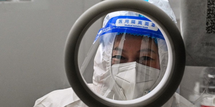 China deja de publicar cifras diarias de coronavirus en medio del fuerte brote