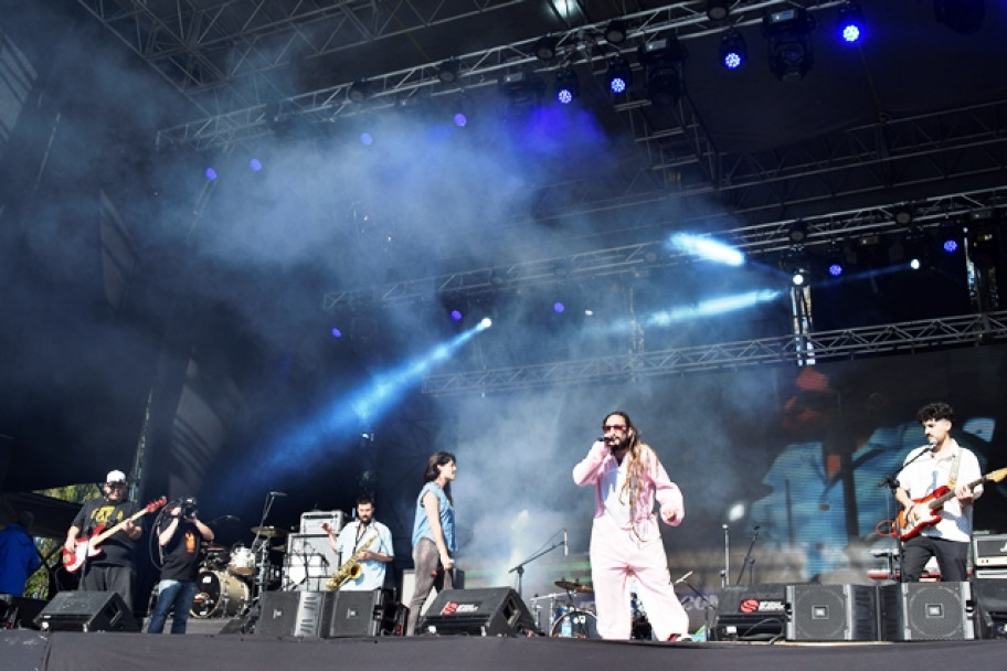 imagen Chapeca abrió el festival en el Parque San Vicente a puro reggea