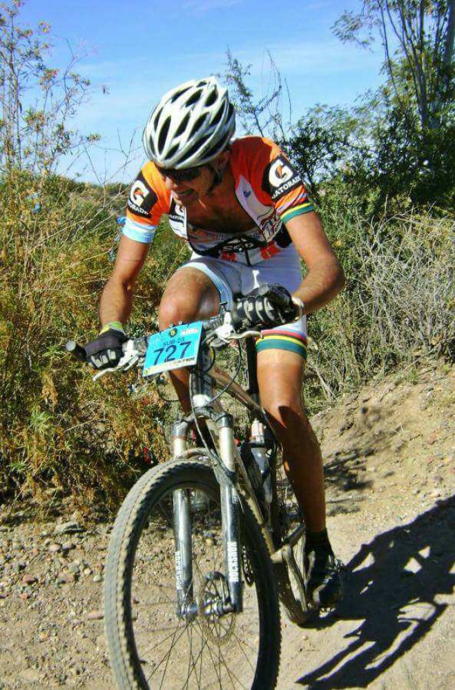 El ciclismo y la naturaleza, unidos por un guanaco