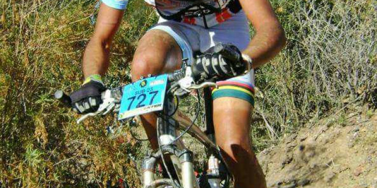 El ciclismo y la naturaleza, unidos por un guanaco