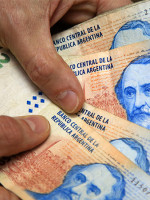 Extendieron el plazo para cambiar billetes de 2 pesos en los bancos