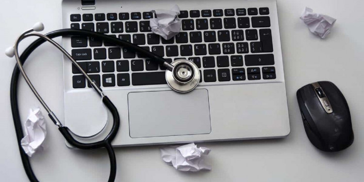 ¿Sos de las personas que tiene un malestar y enseguida busca en internet? Esto dice la ciencia