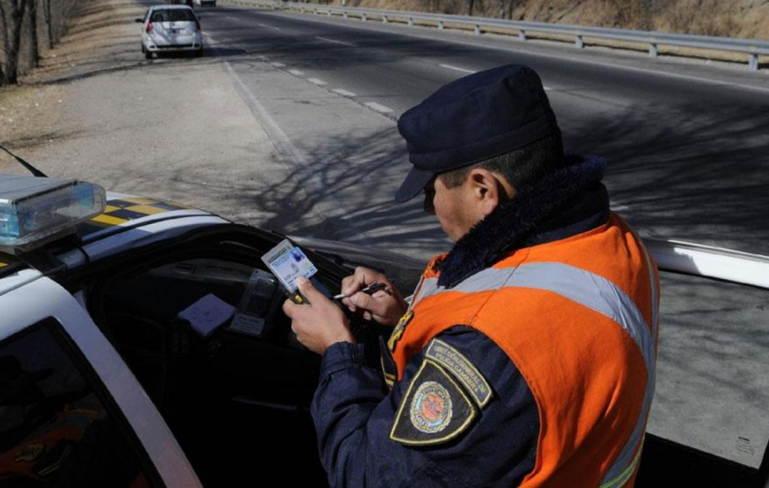 Buscan impedir por ley que la Policía retenga el carnet de conducir