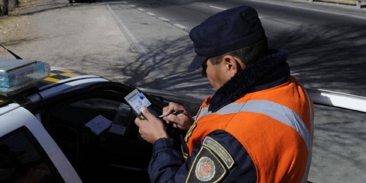 Buscan impedir por ley que la Policía retenga el carnet de conducir