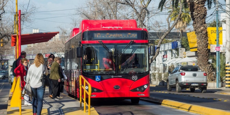 Transporte público: el horario pico se extendió dos horas y hay más transacciones que antes 