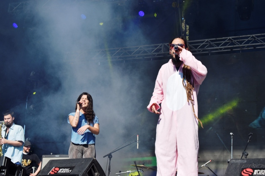 imagen Chapeca abrió el festival en el Parque San Vicente a puro reggea