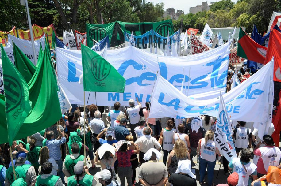 imagen Fotogalería: jornada de marchas en Mendoza contra la reforma