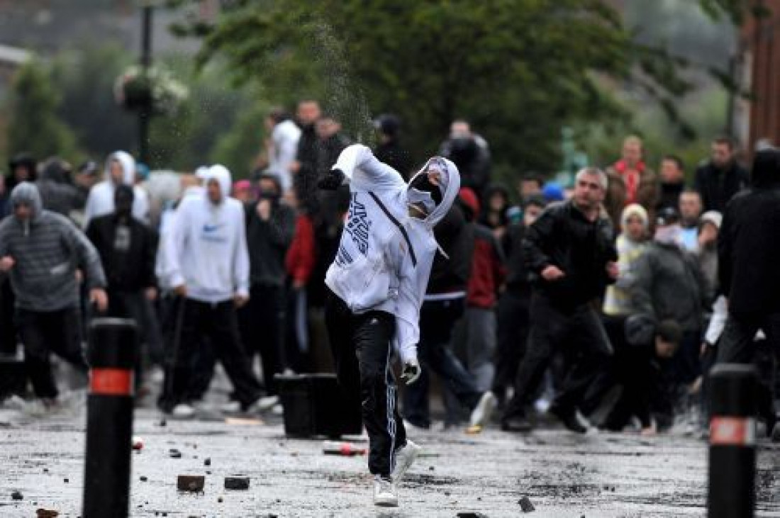 Nuevos enfrentamientos en Irlanda del Norte entre católicos y protestantes dejaron 22 policías heridos