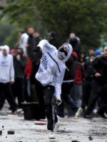 Nuevos enfrentamientos en Irlanda del Norte entre católicos y protestantes dejaron 22 policías heridos