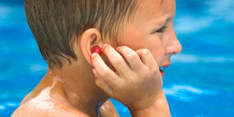 Cómo disminuir la posibilidad de otitis por la pileta, el mar o el río en el verano