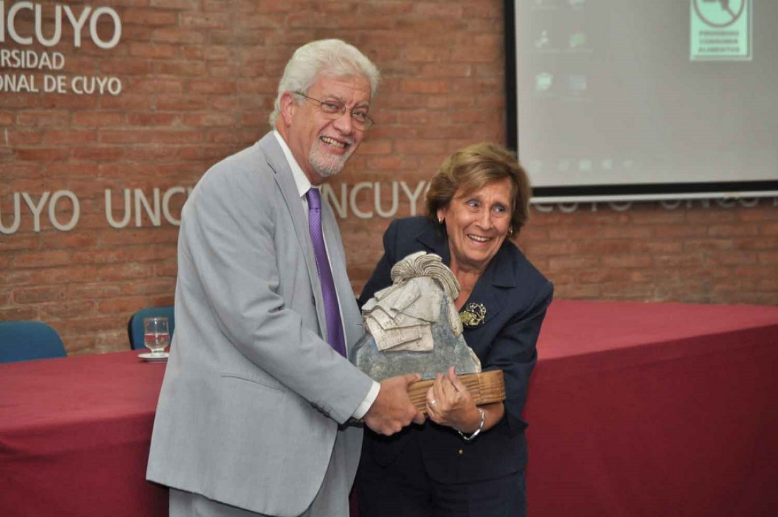 El Hospital Universitario llevará el nombre de la exrectora María Victoria Gómez de Erice 