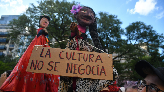 imagen Artistas de todo el país se movilizaron en rechazo a los recortes propuestos por Milei 