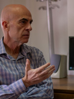 "Darle a un niño un celular con redes es como darle comida chatarra"
