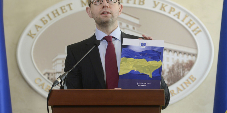 El primer ministro oficializó su renuncia y se profundiza la crisis en Ucrania