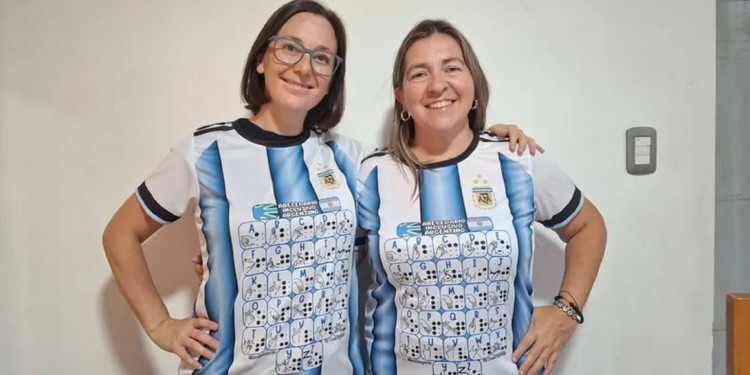 Inclusión y Mundial: crearon una camiseta de la Selección Argentina que incluye un abecedario