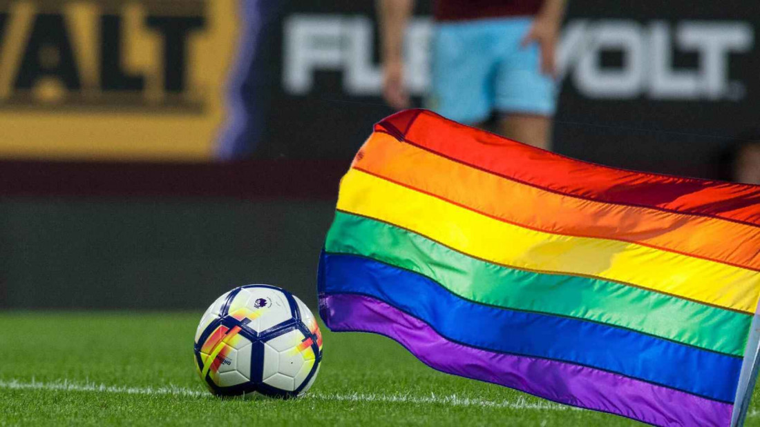 Los Dogos y un pelotazo a la homofobia en el fútbol