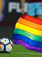 Los Dogos y un pelotazo a la homofobia en el fútbol