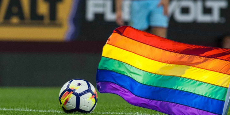 Los Dogos y un pelotazo a la homofobia en el fútbol