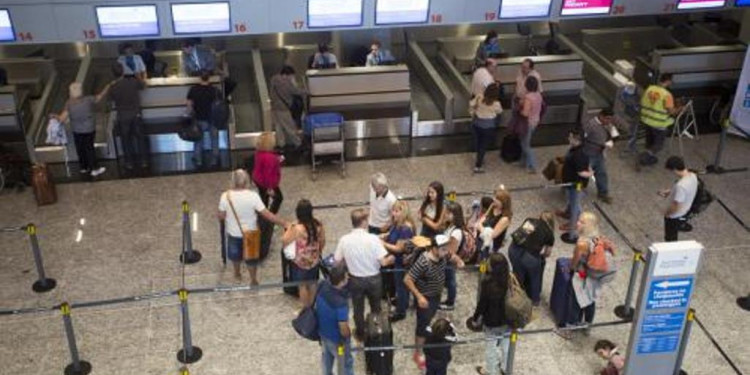 Quejas y reclamos de pasajeros en Mendoza por vuelos cancelados