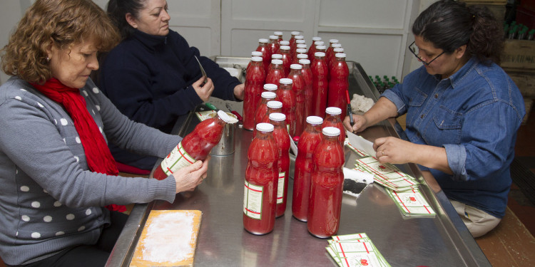 Las mujeres son la mitad en las pymes que producen alimentos, pero solo lideran una de cada cinco