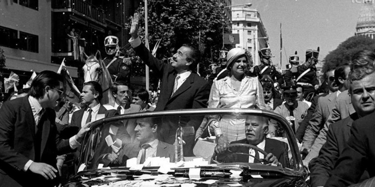 Alfonsín es electo presidente