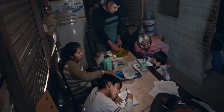 Diez millones de chicos y chicas comen menos carne, verduras y lácteos por la caída de ingresos de sus familias