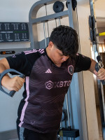 ¿Es bueno tomar agua con gas cuando entrenamos?