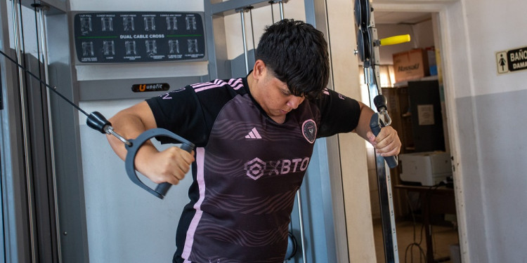 ¿El agua con gas, antes, durante y después de entrenar es realmente buena para tu cuerpo?