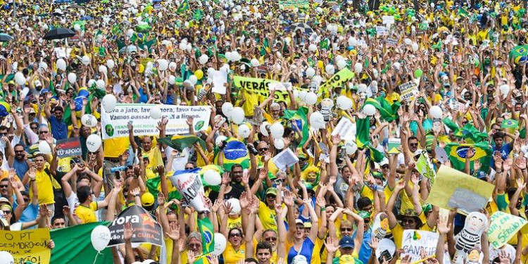 Una multitud marchó en Brasil contra Dilma Rousseff