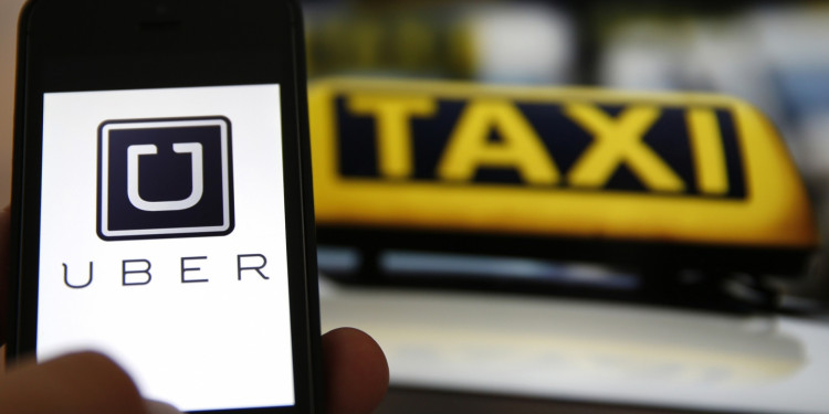 Taxistas impulsarán proyecto de ley para prohibir Uber