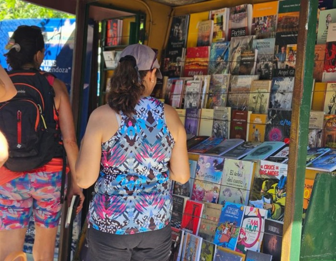 Inauguraron el primer punto D’Accurzio, que ofrece libros de artistas mendocinos