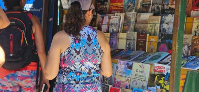 Inauguraron el primer punto D’Accurzio, que ofrece libros de artistas mendocinos