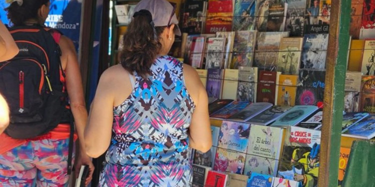 Inauguraron el primer punto D’Accurzio, que ofrece libros de artistas mendocinos