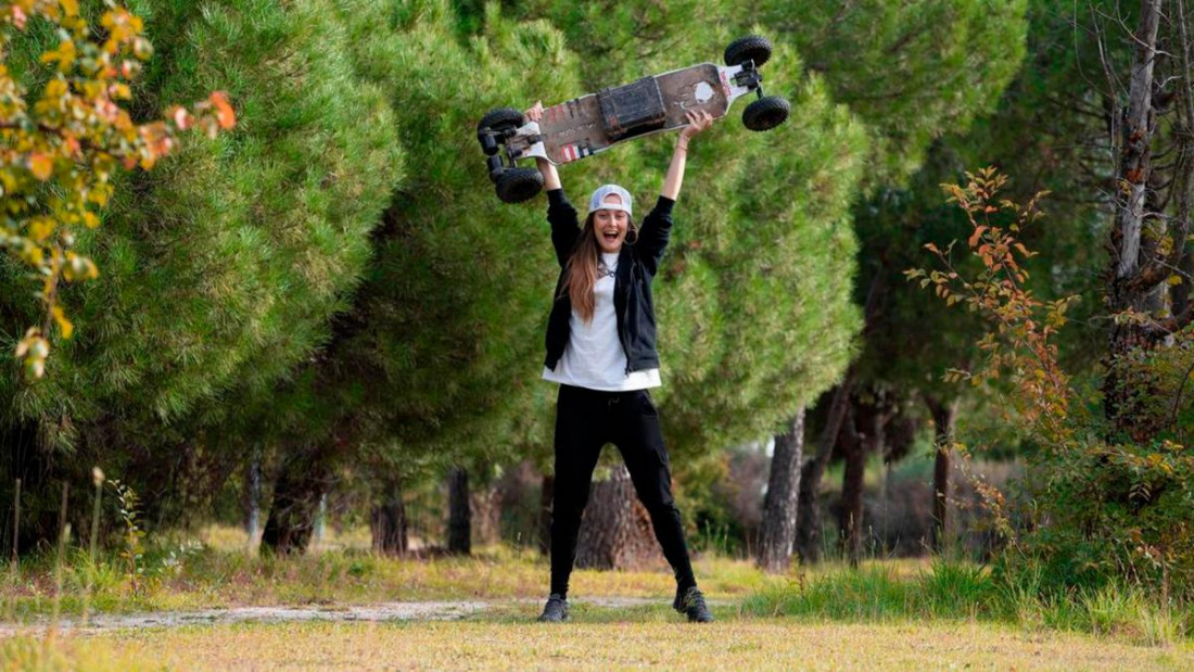 La influencer mendocina Evan González recorrerá la provincia en su "skateboard" eléctrico