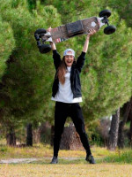 La influencer mendocina Evan González recorrerá la provincia en su "skateboard" eléctrico