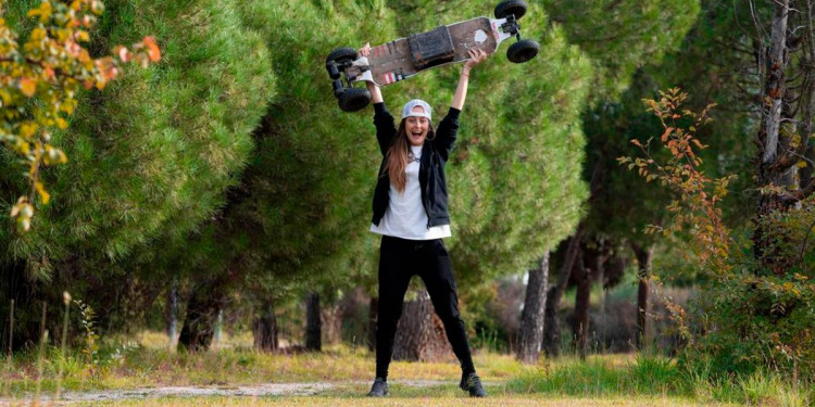 La influencer mendocina Evan González recorrerá la provincia en su "skateboard" eléctrico