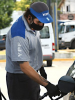 YPF importará 10 barcos con gasoil para intentar abastecer la demanda de combustible
