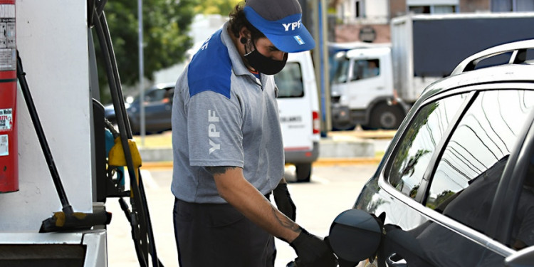 YPF importará 10 barcos con gasoil para intentar abastecer la demanda de combustible